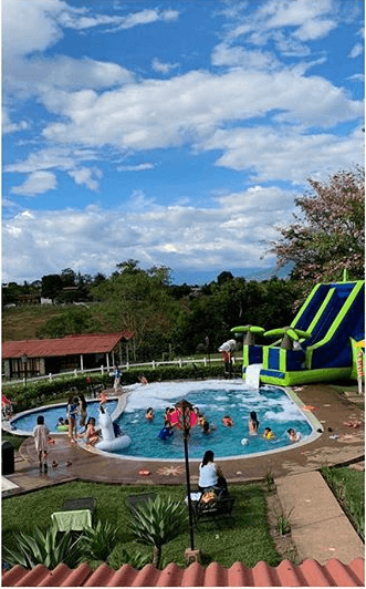 Cumpleaños. Imagen de niños en la piscina celebrando cumpleaños en finca hotel Sol y Luna